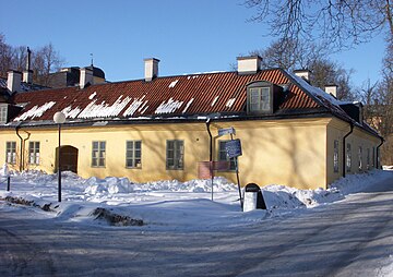 "Firkanten", facade mod syd, til venstre den vestlige del, til højre den østlige del, marts 2010.