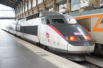 TGV Sud-Est 39 in der Farbgebung „Carmillon“ im Bahnhof Paris-Nord, 2014