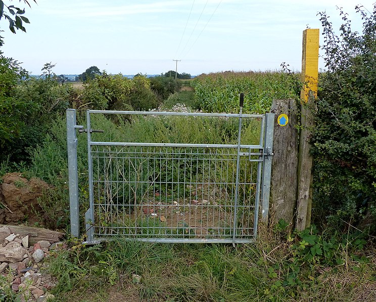 File:Gate along the bridleway - geograph.org.uk - 3674915.jpg