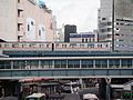 渋谷駅東急東横店3階のホームから出て明治通りを跨ぎ、表参道駅に向かう01系（2005年5月5日撮影）