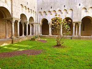 Girona - Ex Monasterio de Sant Pere de Galligants, claustro 04.jpg