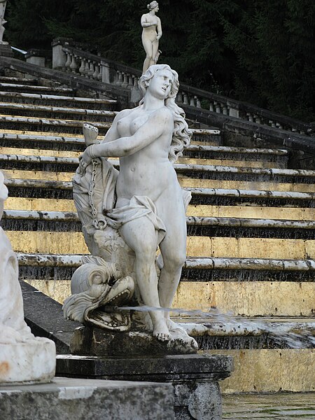 File:Golden stair Cascade-4-Peterhof.jpg