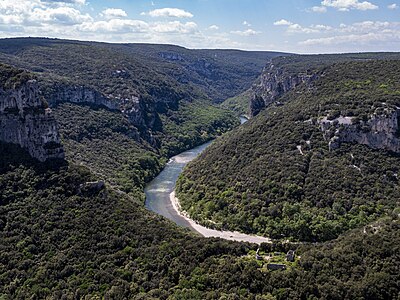 pohledy na cirque de la Madeleine a meandr řeky Ardeche se zříceninou kláštera