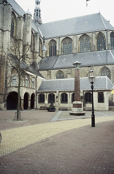 File:Grote kerk zuidportaal en sacristie, voorgrond Wendelaar lantaarn Tussen ongeveer de jaren 1960 en 1 - RAA-DMGA-02642 - RAA Elsinga.jpg