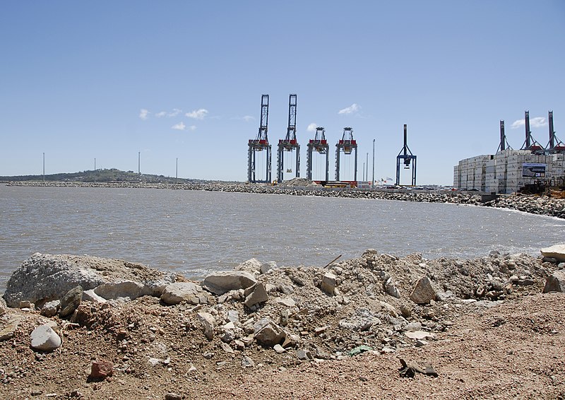 File:Gruas en el Puerto de Montevideo - panoramio (1).jpg