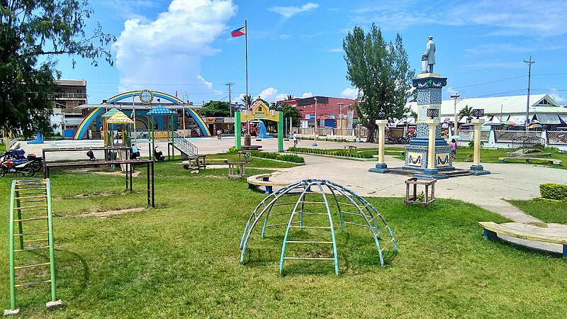 File:Guiuan Town Plaza in 2019.jpg