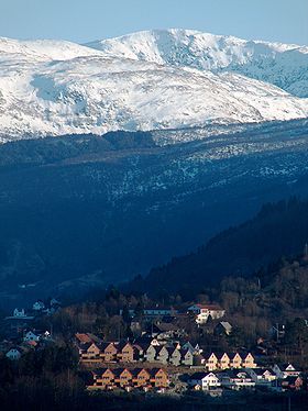 Gullfjellet, avec le village de Garnes au premier plan.
