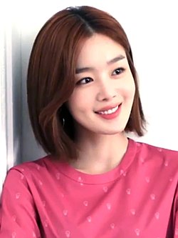 Han Seon-hwa in 2017.jpg