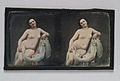 Handkolorerad stereoskopbild. Knäbild av sittande, naken, mörkhårig kvinna - Nordiska Museet - NMA.0052769 1.jpg