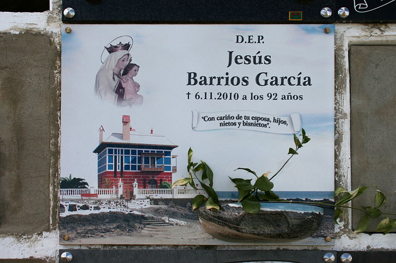 File:Haría - Calle Vista del Valle - cemetery 15 ies.jpg