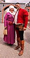 File:Historische Kleidung beim Volksfest Lößnitzer Salzmarkt. Sachsen. 2H1A0491WI.jpg