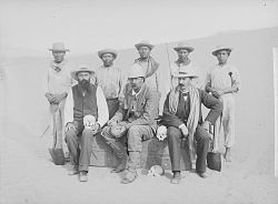 Hjalmar Stolpe med en grupp män som håller kranier i händerna, Ancón i Peru 1884
