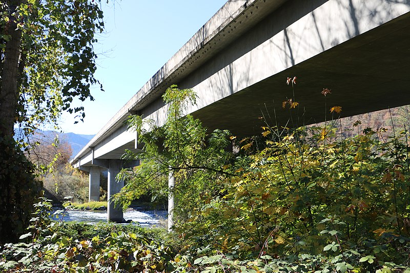 File:I-5 northbound bridges over the Rogue River (48981918287).jpg