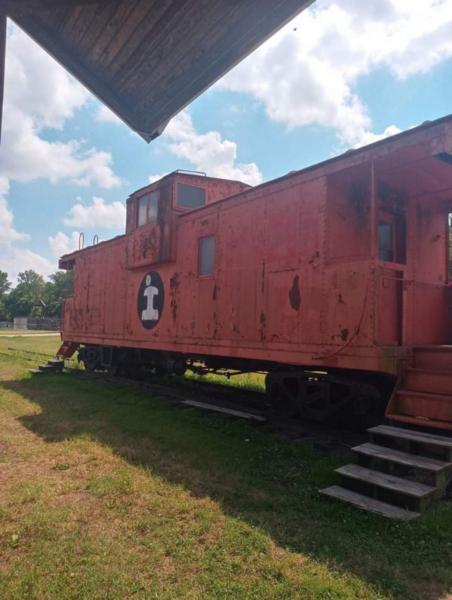 File:ICRR Caboose in Grayville, Illinois.png