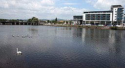 Floden Avoca och köpcentrumet Bridgewater