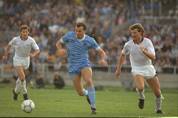 Ronny Rosenthal playing for Israel at the 1990 FIFA World Cup qualification (Oceania) against New Zealand