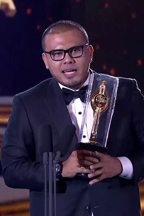 Joko Anwar receiving Citra Award for Best Director of his movie A Copy of My Mind at 2015 Indonesian Film Festival