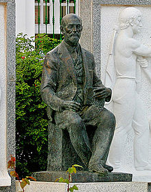 Monumento dedicado a Juan Ramón Jiménez en la plaza del Cabildo de Moguer.