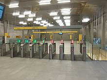 Portillons de la station Jules Ferry. Les portillons sont ouverts sur la photo en raison de la gratuité de la ligne B durant sa première semaine d'exploitation.