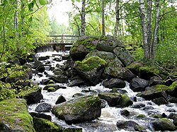 Kannonjärvi päättyy kuvan patoon josta se laskee Kannonkoskena Kivijärveen. Kuva syyskuulta 2007.