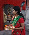 Kathmandu-Indrayani-12-Opfer-Hindufrau-2015-gje.jpg