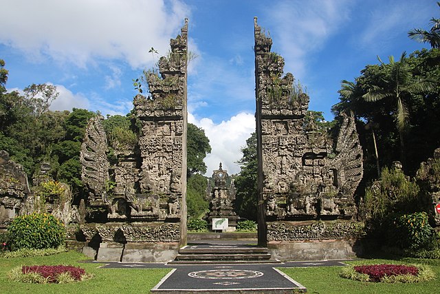 Candi bentar (entrada monumental) do Jardim Botânico de Bali, em Bedugul