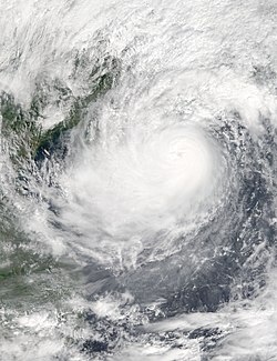卡努靠近華南沿岸，並發展出雲捲風眼。