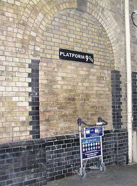 File:King'sCross platform9¾.jpg