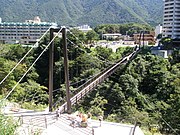 Foto a colori di un ponte sospeso.