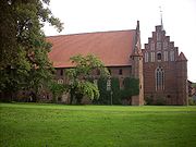 Konventsgebäude und Klosterkirche mit Nonnenchor vom Klosterpark