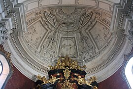 Kościół ŚŚ Piotra i Pawła w Krakowie Koncha absydy z dekoracja rzezbiarska Falconiego.jpg
