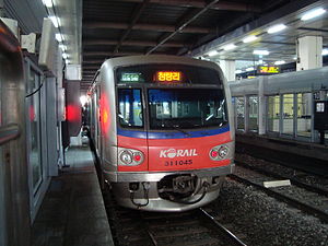 龍山駅に停車中の清凉里行き電車