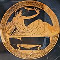 Червонофігурний вазопис. «Гра в коттаб», дно киликса, знайдений у Кьюзі. 480–460 рр. до н.е.