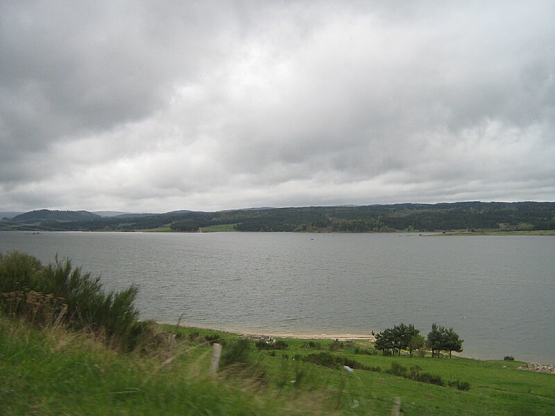 File:Lac artificiel de Naussac (Lozère).jpg
