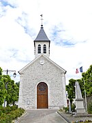 L'église Saint-Pierre-Saint-Paul et les monuments aux morts.