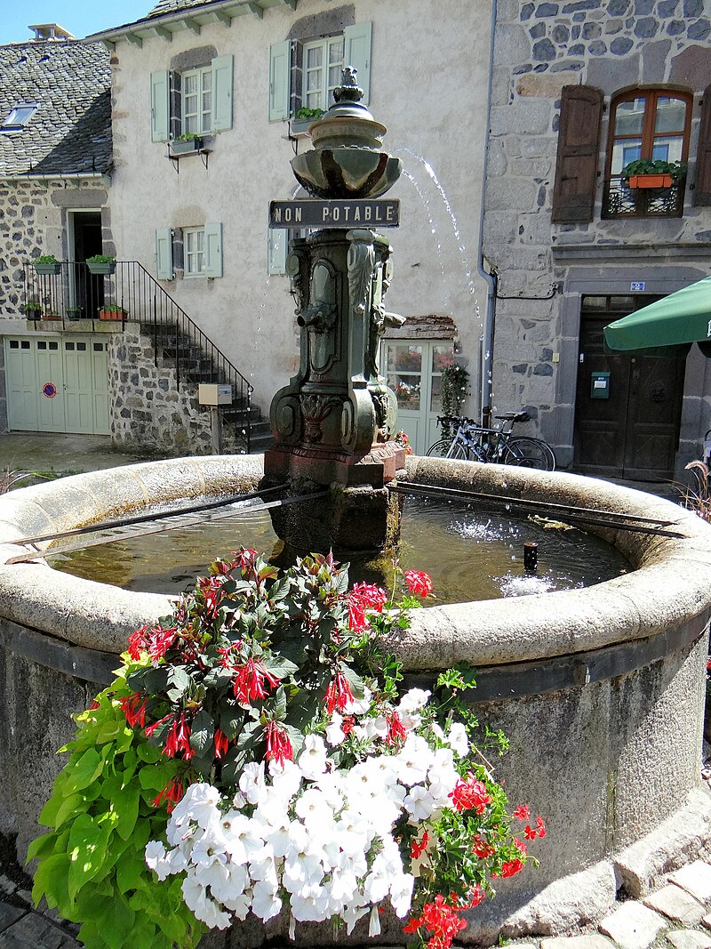 Laguiole - Fontaine près de la mairie.JPG