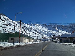 La pequeña localidad fronteriza designada Las Cuevas se halla en el lado argentino sobre la RN 7, justo antes del túnel internacional.