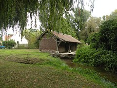 Le lavoir et le Ru du Mesnil.