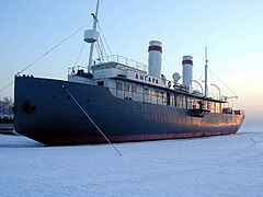 Angara (ru) được ra mắt vào năm 1900 và là một trong những tàu phá băng lâu đời nhất còn sót lại.