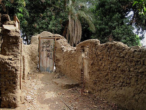 Lehmmauer im Dorf, Elephantine bei Assuan, Ägypten