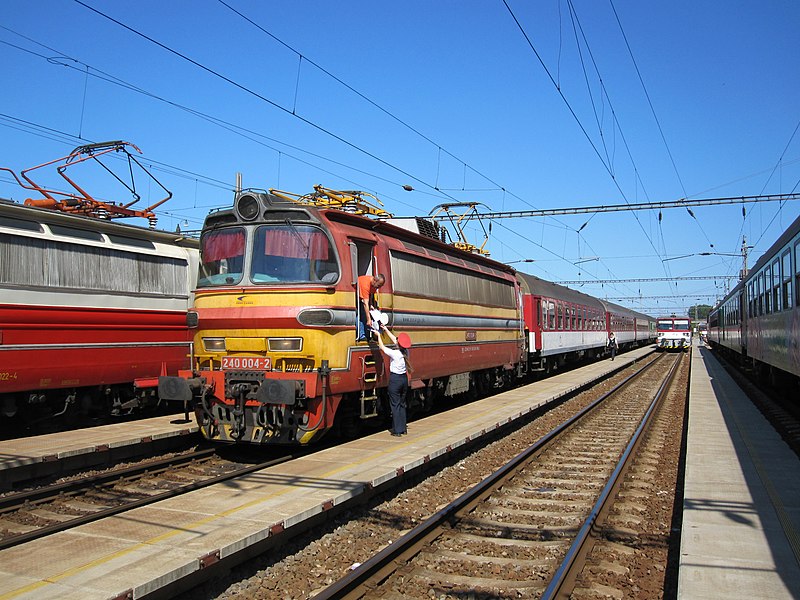 File:Levice, nádraží, vlak s lokomotivou 240.004.jpg