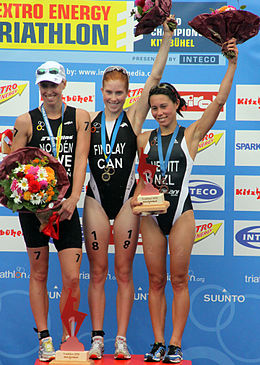 Paula Findlay (centro) com a medalha de ouro de Kitzbühel (agosto de 2010)