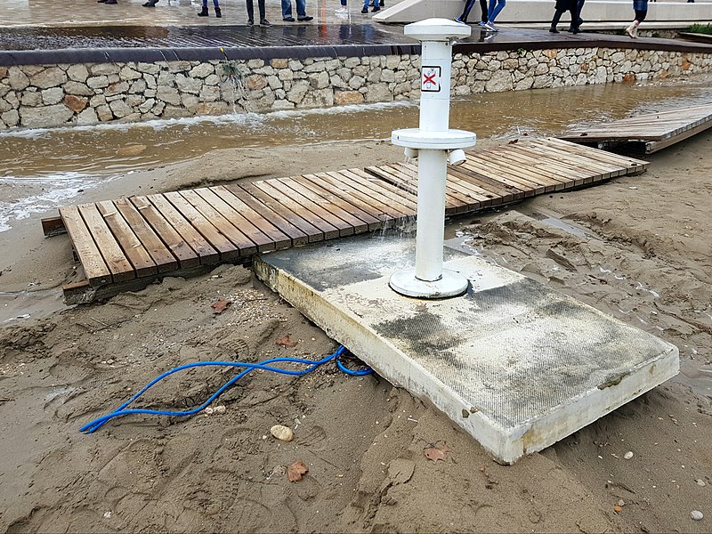 File:Llavapeus després de la pluja del dia 21 d'abril, platja de l'Arenal, Xàbia.jpg