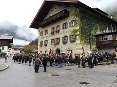 Aufstellung des Erntedankmarsches vor dem Gasthof „Zum Schweizer“