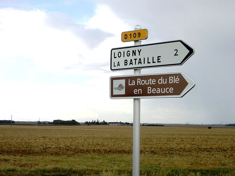 File:Loigny, sur la route du blé.jpg