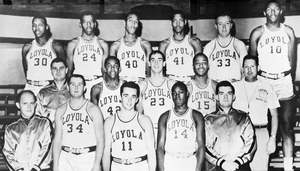 Foto del equipo de Loyola Ramblers 1962–63 (restaurada) .png