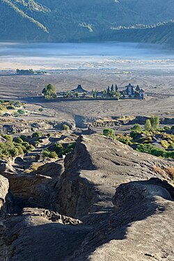 Pemandangan Pura Luhur Poten dan lautan pasir di Taman Nasional Bromo Tengger Semeru