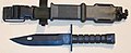 Diterima pakai pada tahun 1984, Bayonet M9 dan sarung yang digunakan bersama rifle M16 dan karbine M4.