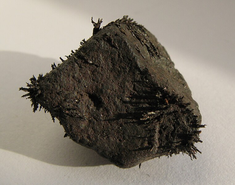 File:Magnetite with iron shavings.jpg