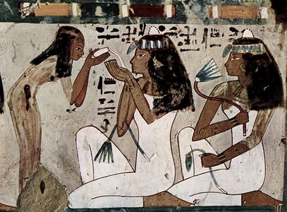 Femei egiptene pictate în alb într-o pictură dintr-un mormânt (1448-1422 î.Hr.).